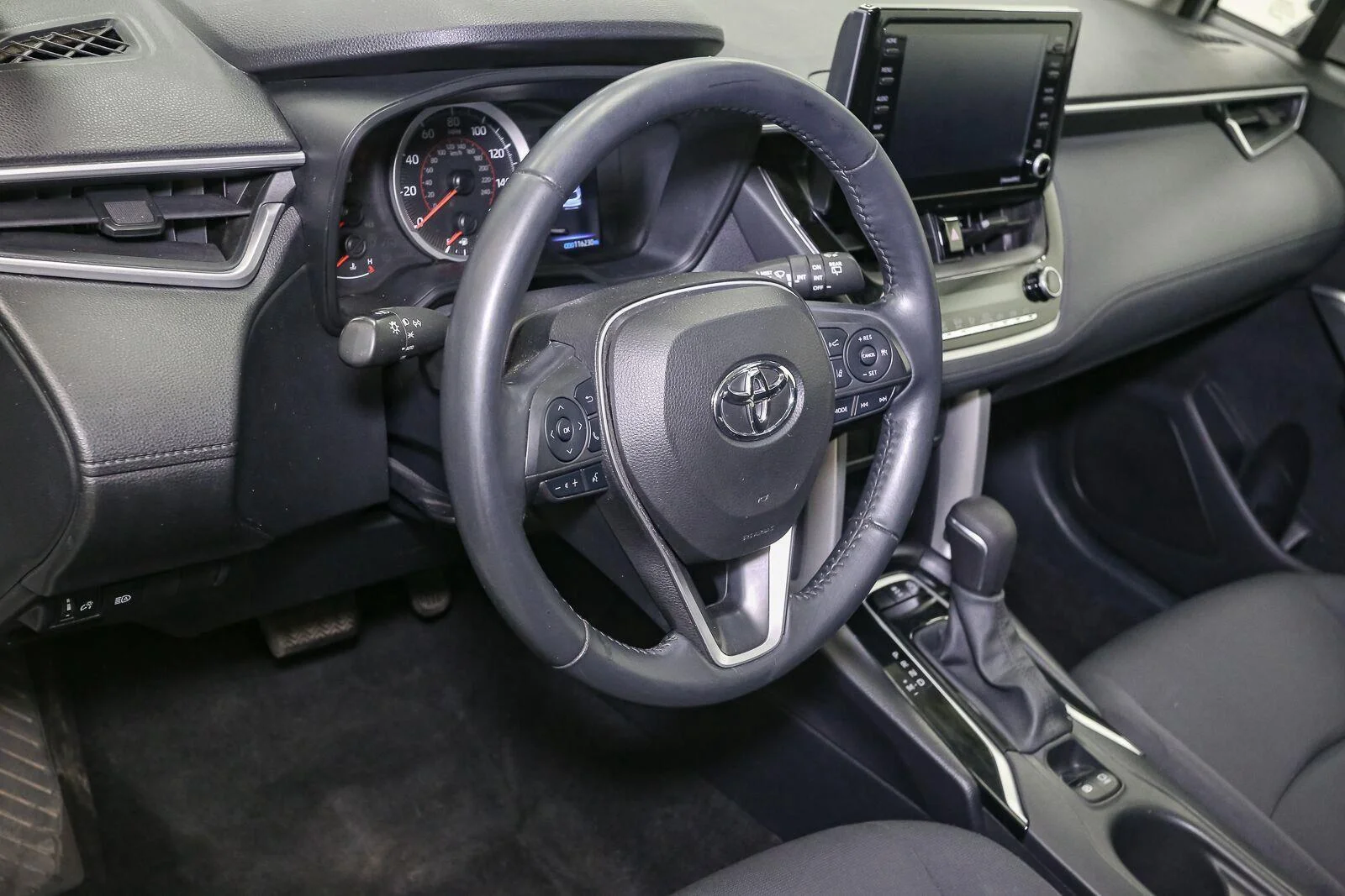 Used 2022 Wind Chill Pearl Toyota LE image 25