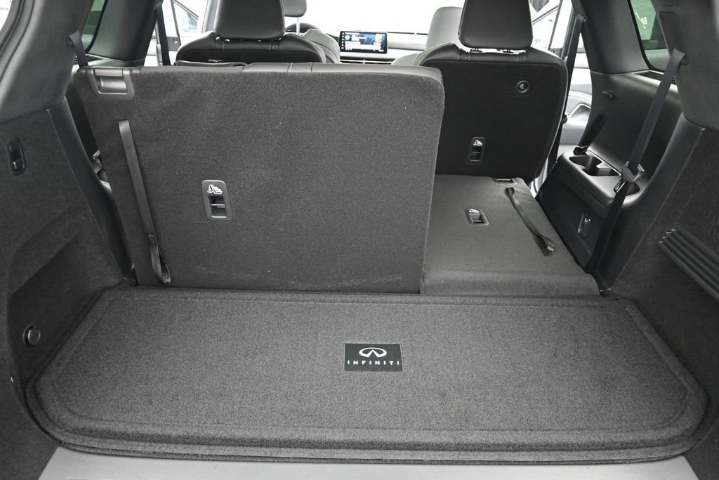 New 2027 2T RAD WHT INFINITI Sport AWD image 13