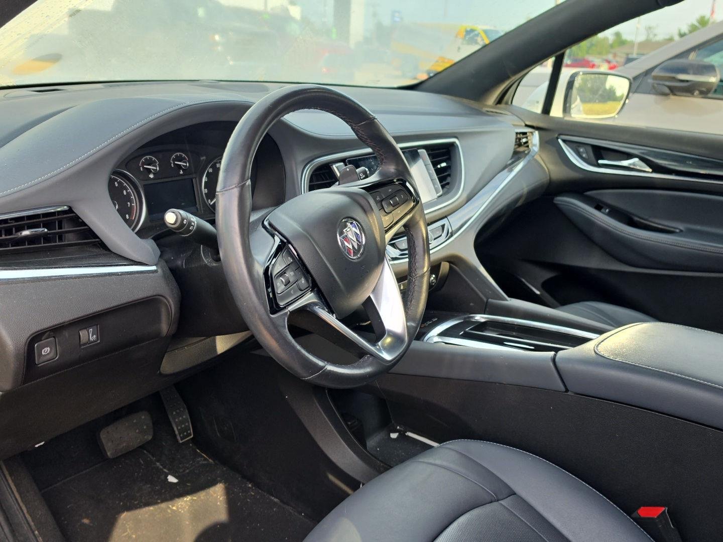 Used 2023 Summit White Buick Essence image 5