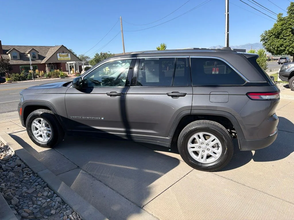 Used 2024 Gray Jeep Laredo image 4