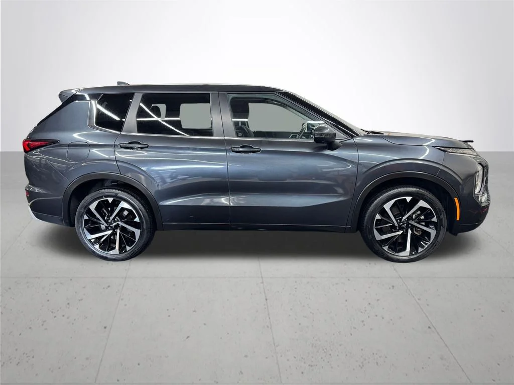Used 2024 Gray Mitsubishi SE image 8