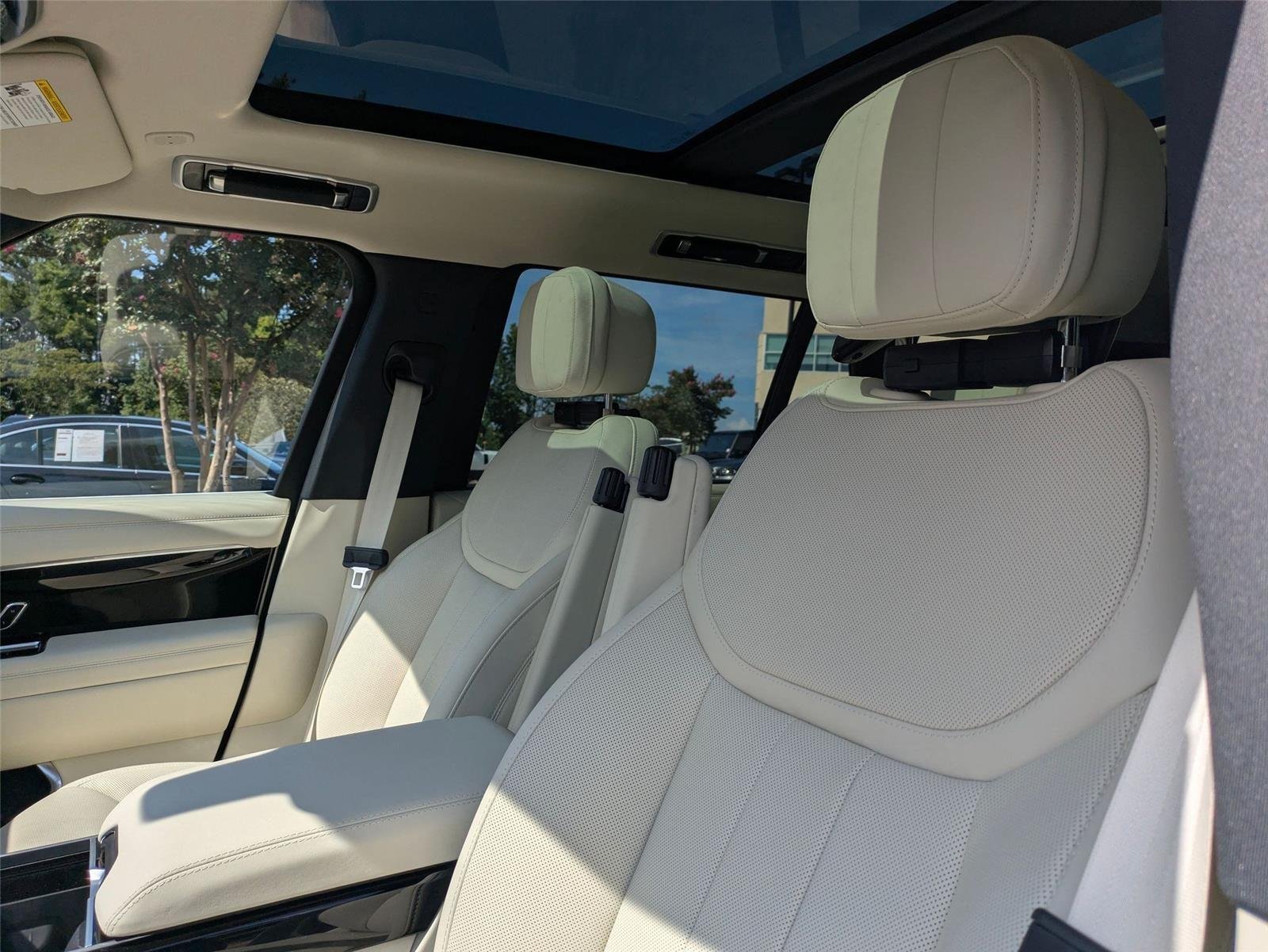 New 2026 Fuji White LAND ROVER SE 7 Seats image 14