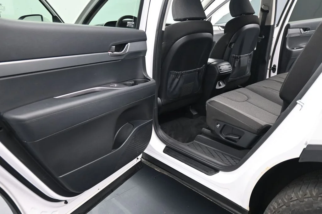 Used 2021 White Hyundai SE image 17