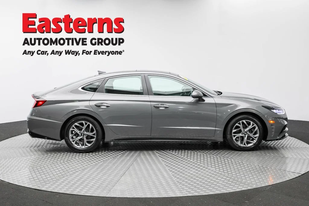 Used 2022 Gray Hyundai SEL image 4