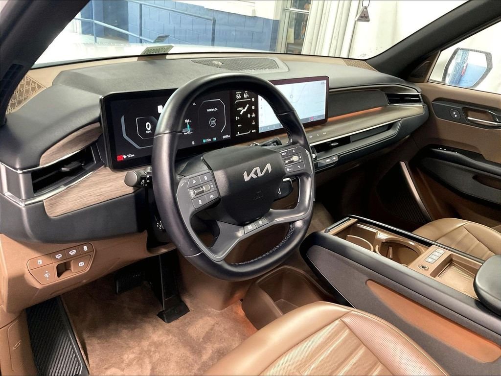 Used 2024 White Kia Land image 8