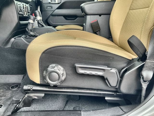 Used 2022 Silver Zynith Clearcoat Jeep Overland image 20
