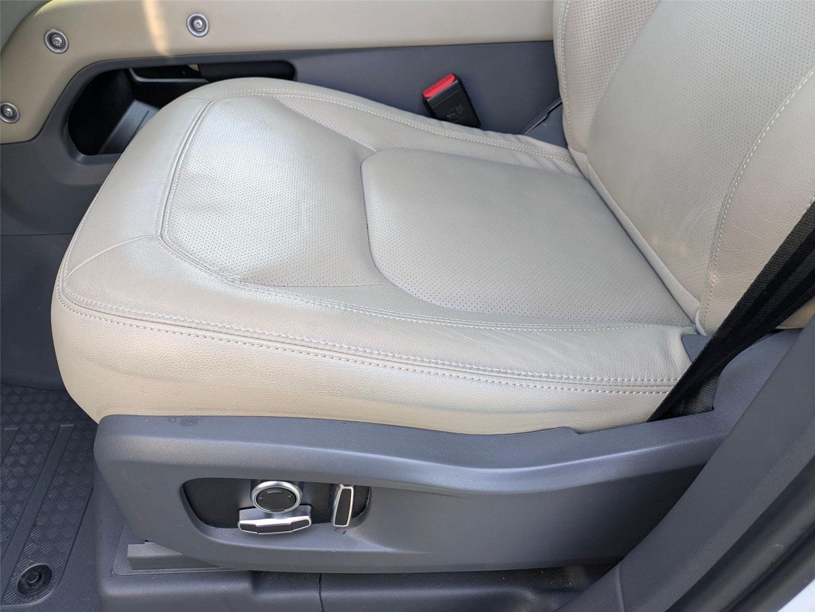 Used 2024 Fuji White Land Rover S image 15