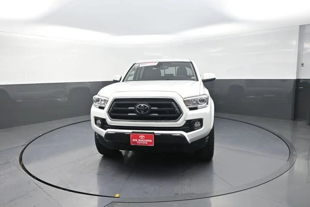 Used 2022 White Toyota SR5 image 31