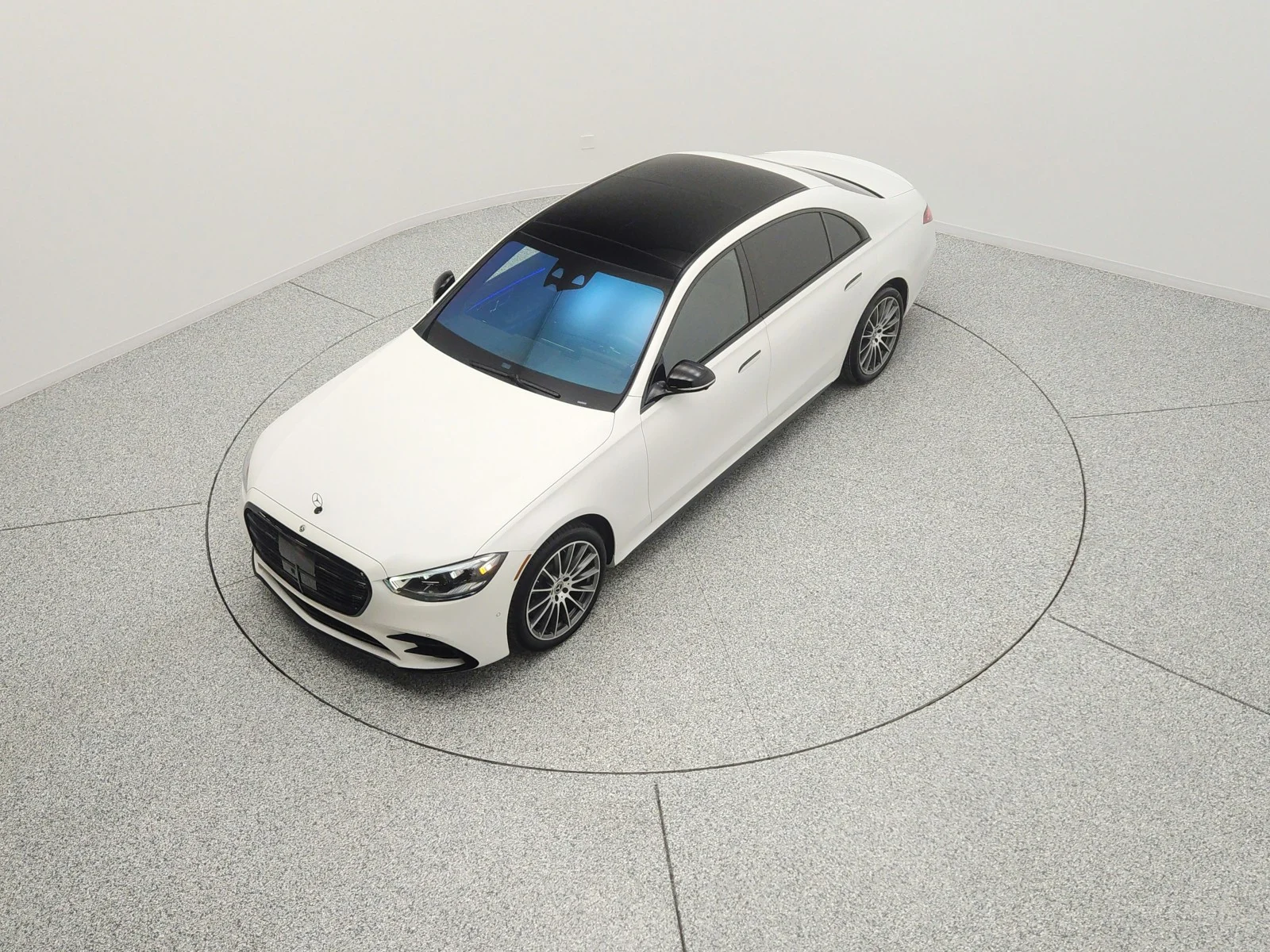 Used 2025 MANUFAKTUR Moonlight White Metallic Mercedes-Benz S 580 4MATIC® Sedan image 9