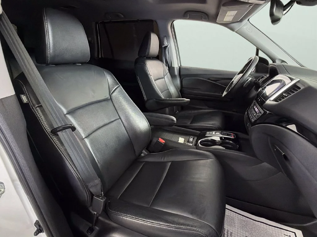 Used 2018 White Honda Touring image 39