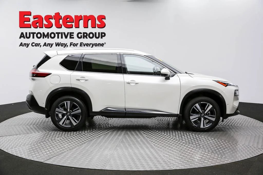 Used 2023 White Nissan SL image 4