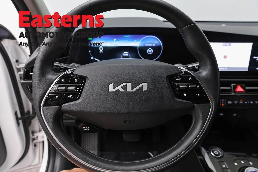 Used 2024 White Kia Wind image 10