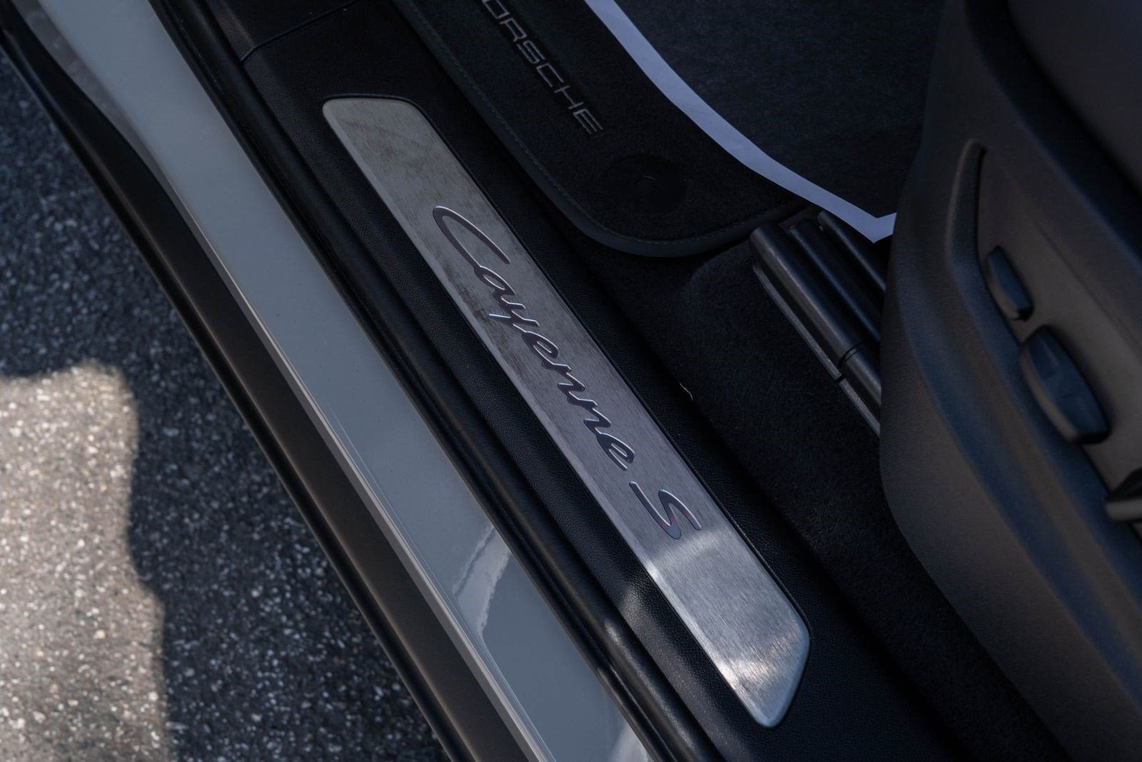 Used 2025 White Porsche S E-Hybrid Coupe image 23