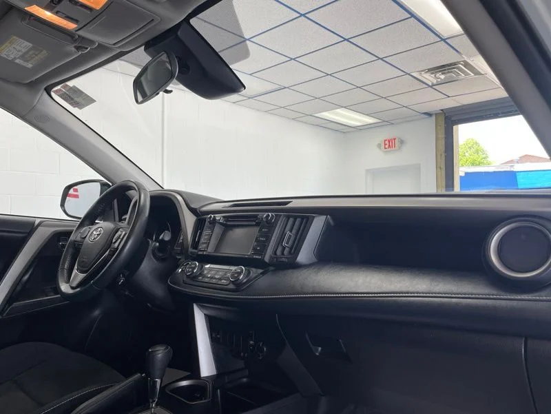 Used 2018 White Toyota XLE image 15