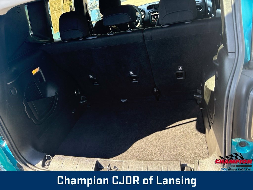 Used 2022  Jeep Latitude image 20