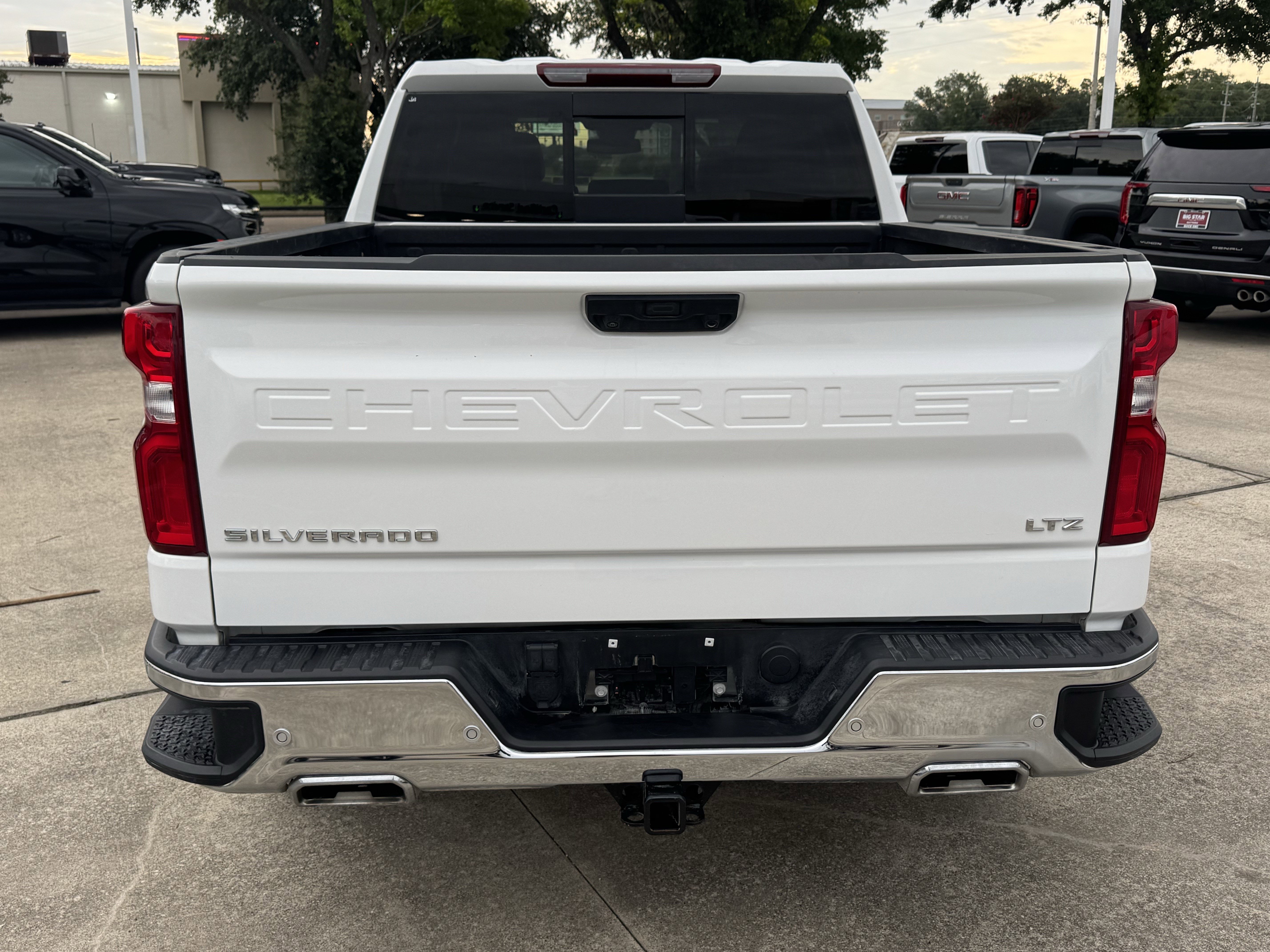 Used 2025 Summit White Chevrolet LTZ image 8
