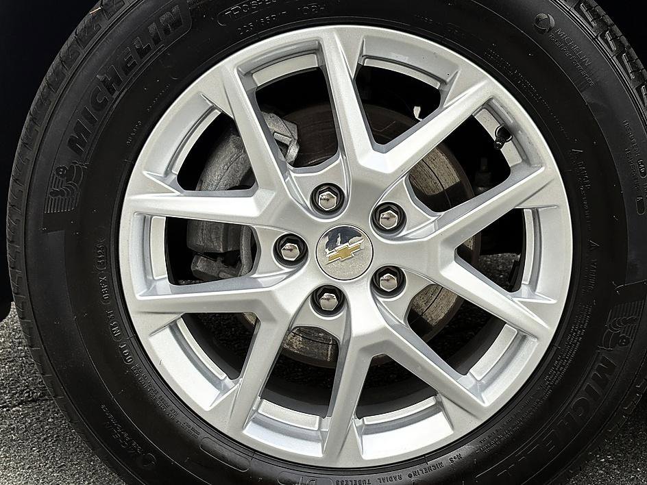 Used 2024 Lakeshore Blue Metallic Chevrolet LT image 8
