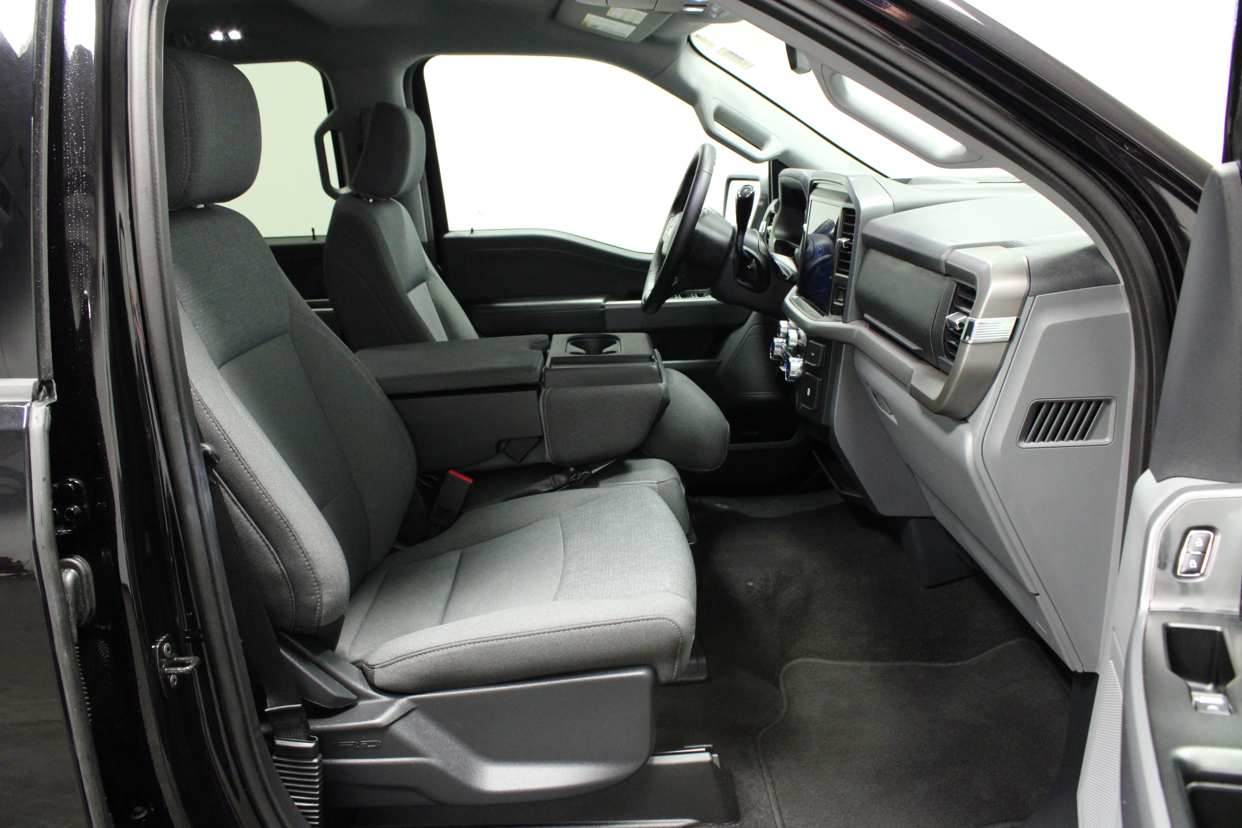 Used 2025 Agate Black Metallic Ford XLT image 15