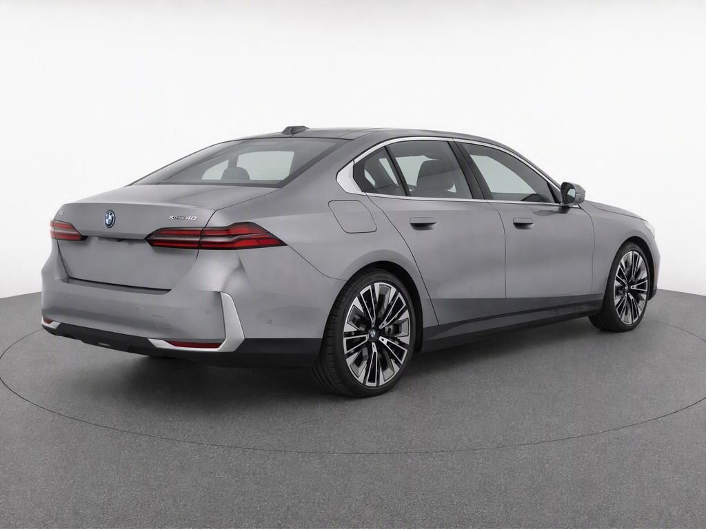 Certified Used 2026 Oxide Grey Met BMW xDrive40 image 5