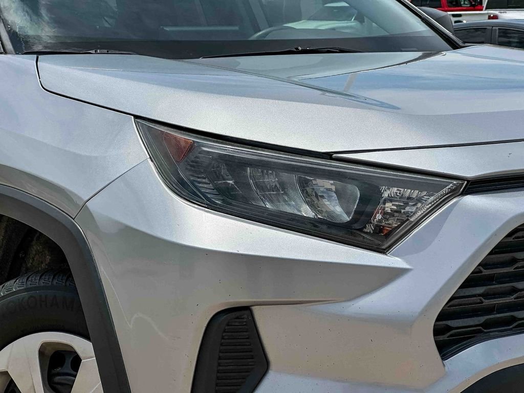 2020 Toyota RAV4 LE - Photo 10