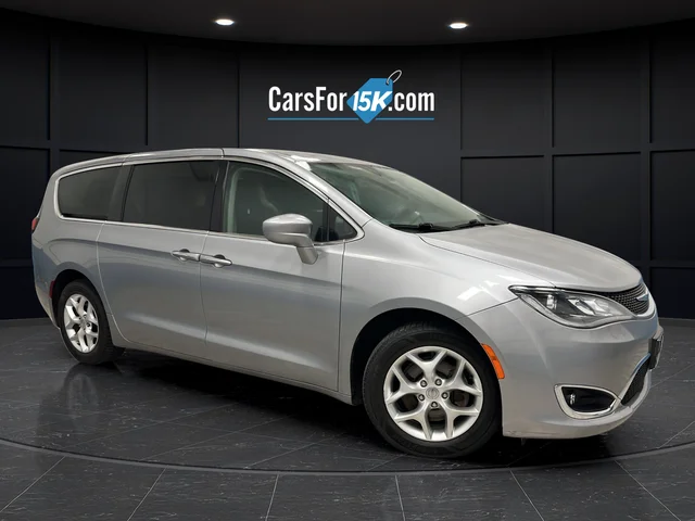 2020 Chrysler Pacifica Touring's photo