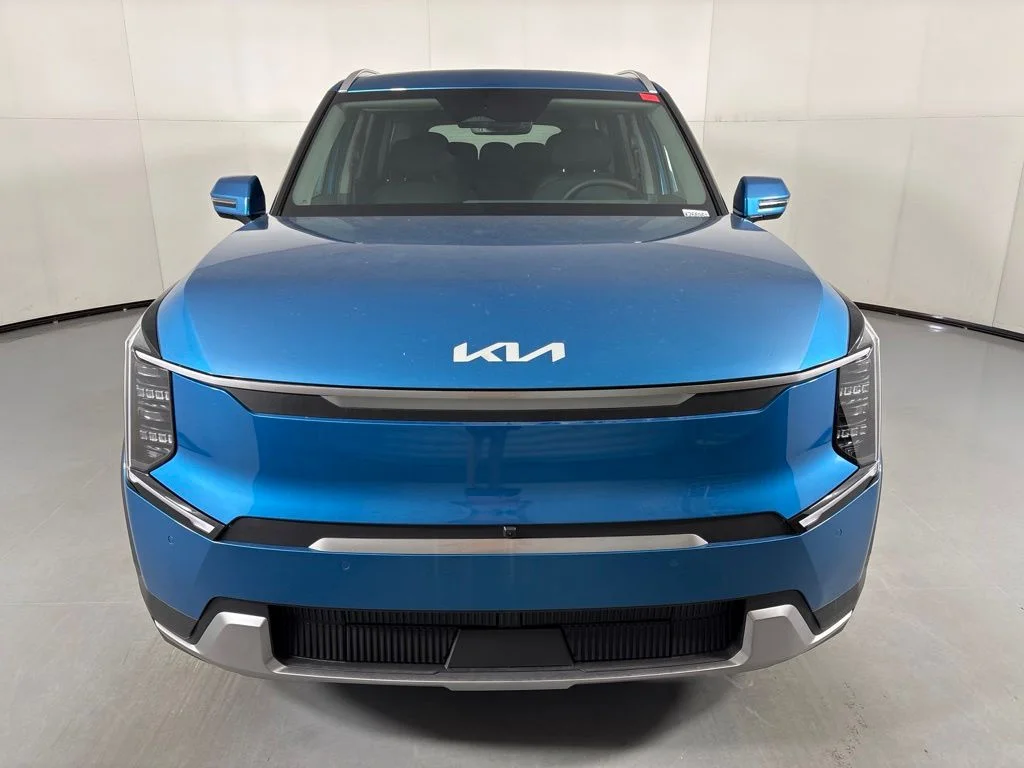 New 2026 Ocean Blue Kia Wind AWD image 3