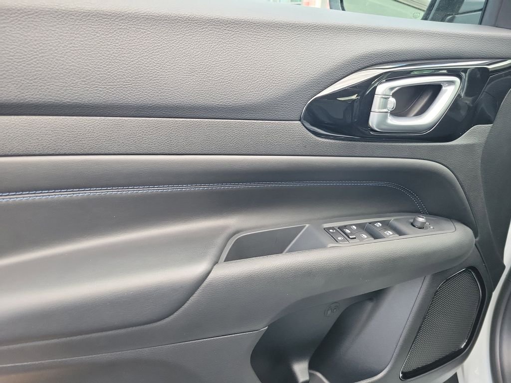 New 2026 Bright White Clearcoat Jeep Latitude image 17