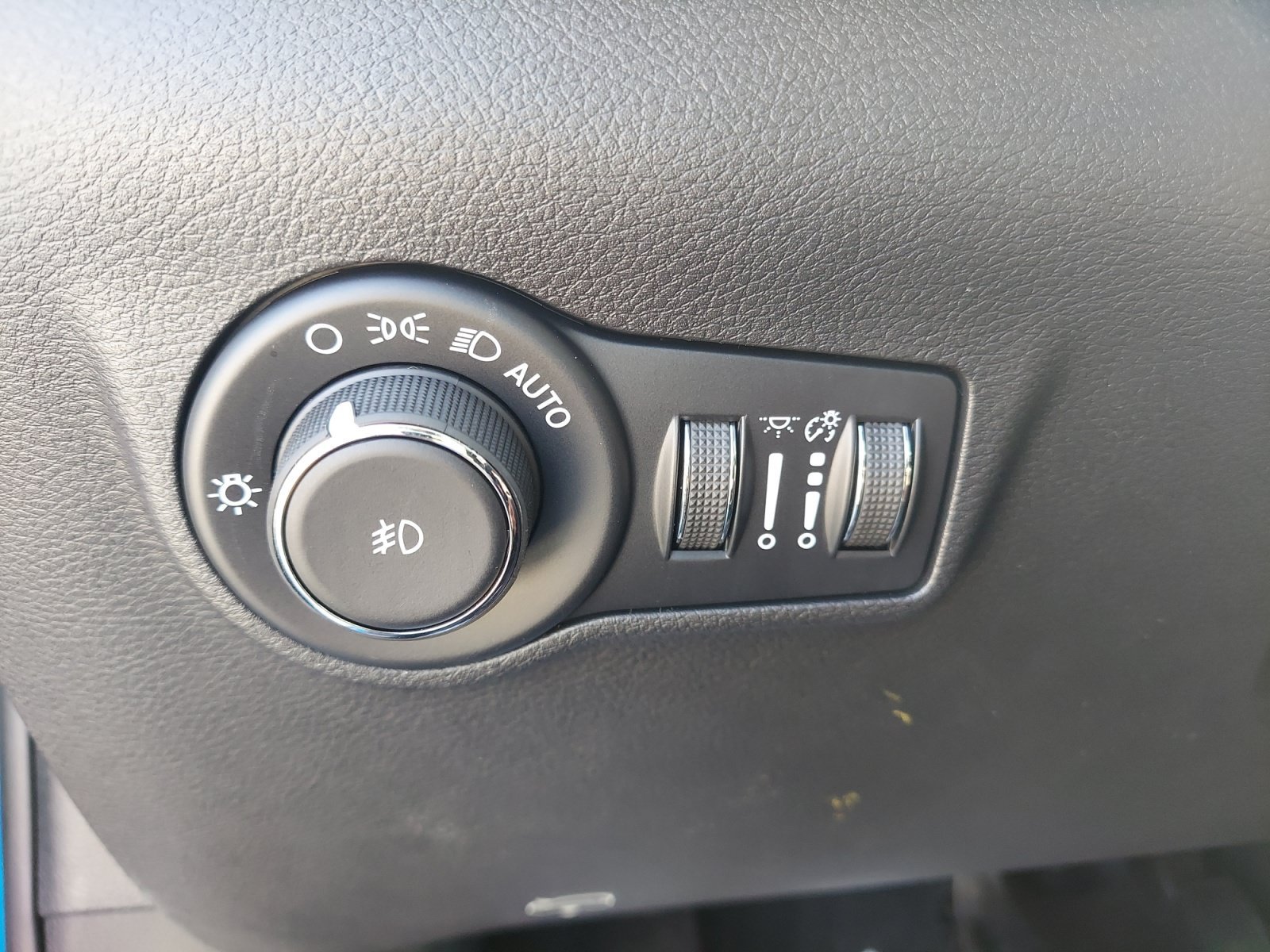 New 2026 Hydro Blue Pearlcoat Jeep Latitude Altitude image 24
