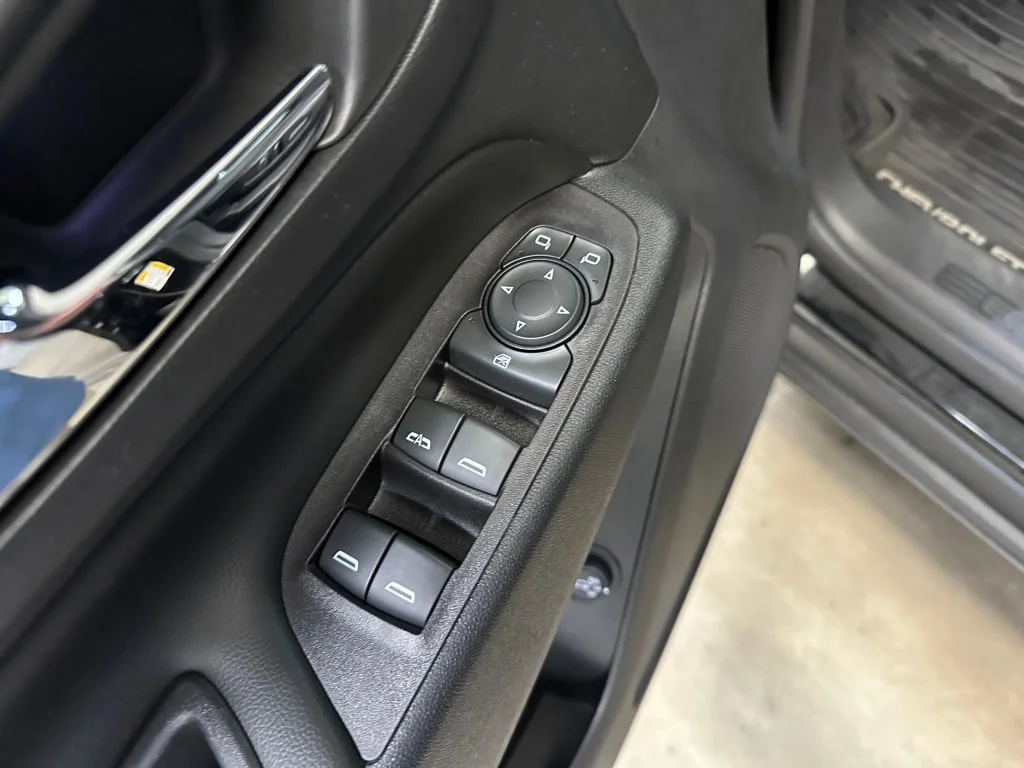 Used 2018 MOSAIC BLACK METALLIC Chevrolet LT image 5
