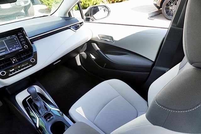 Used 2021 White Toyota L image 19