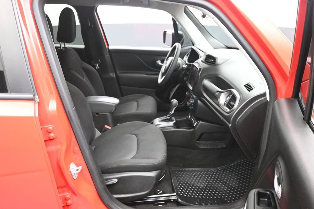 Used 2023 Red Jeep Latitude image 10