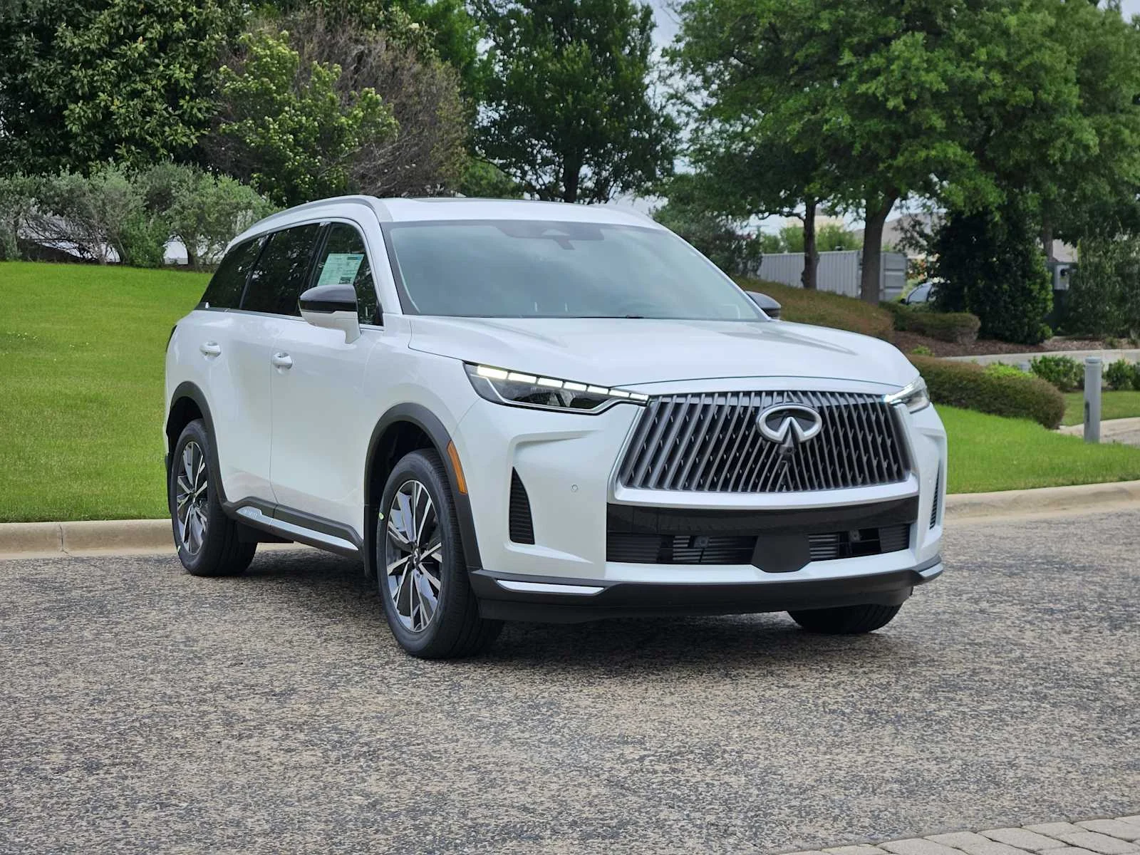 New 2026 RADIANT WHITE INFINITI Luxe FWD image 2