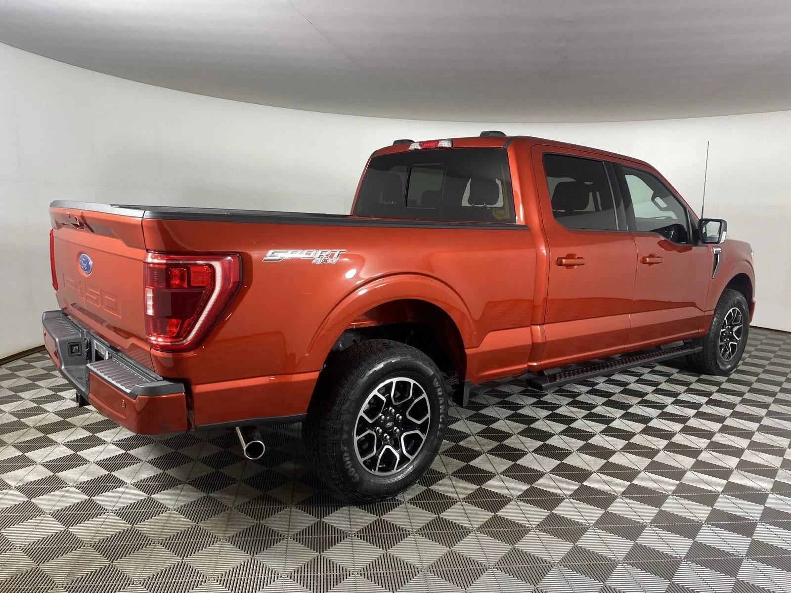 Used 2023 Hot Pepper Red Tinted Clearcoat Ford XLT image 10