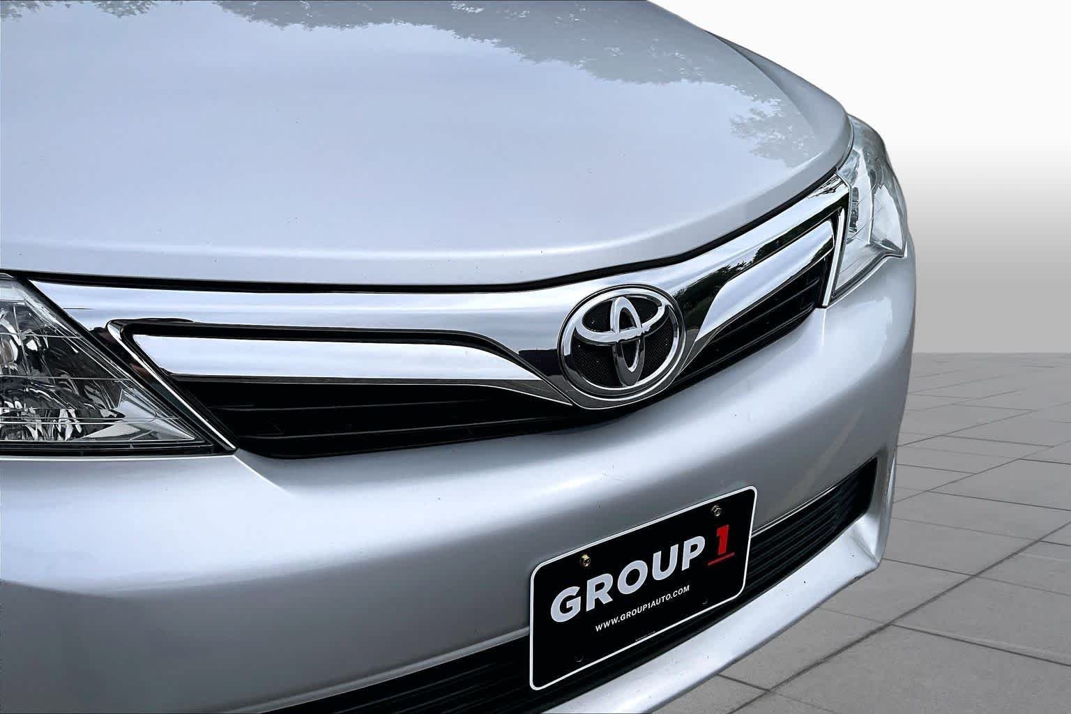 Used 2013 Classic Silver Metallic Toyota XLE image 32