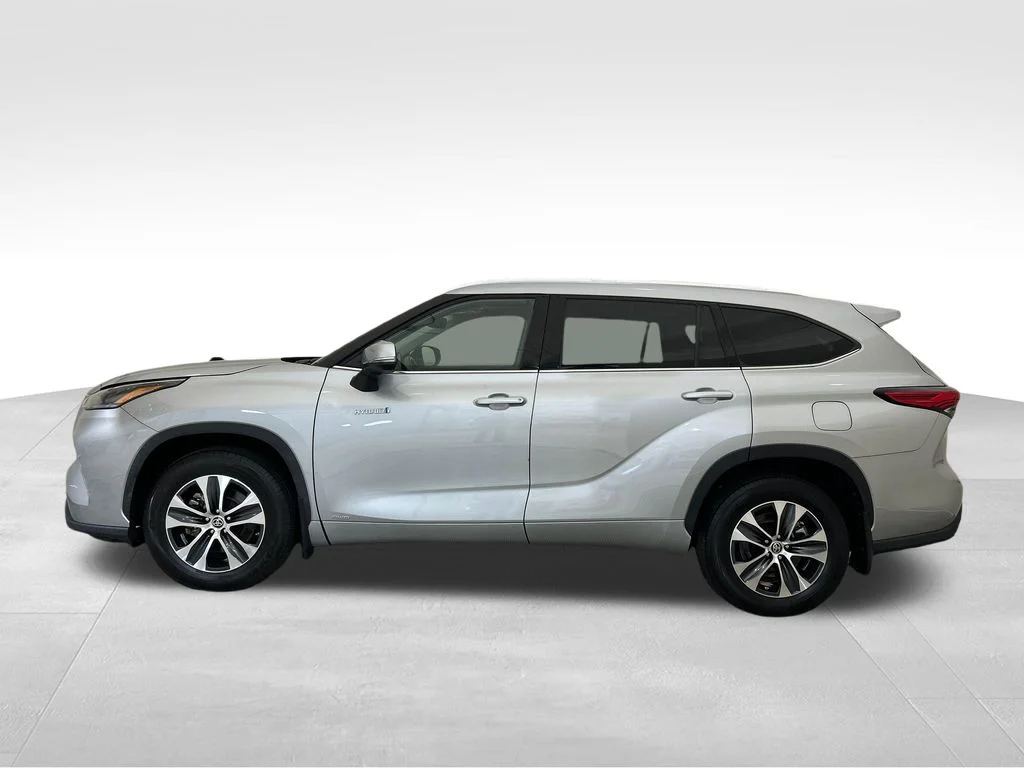 Used 2021 Silver Toyota XLE image 2