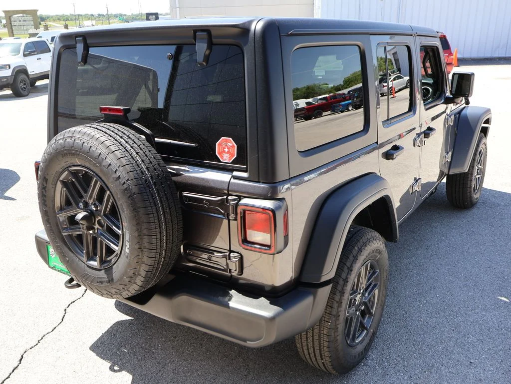 New 2026 Granite Crystal Metallic Clearcoat Jeep Sport RHD image 5