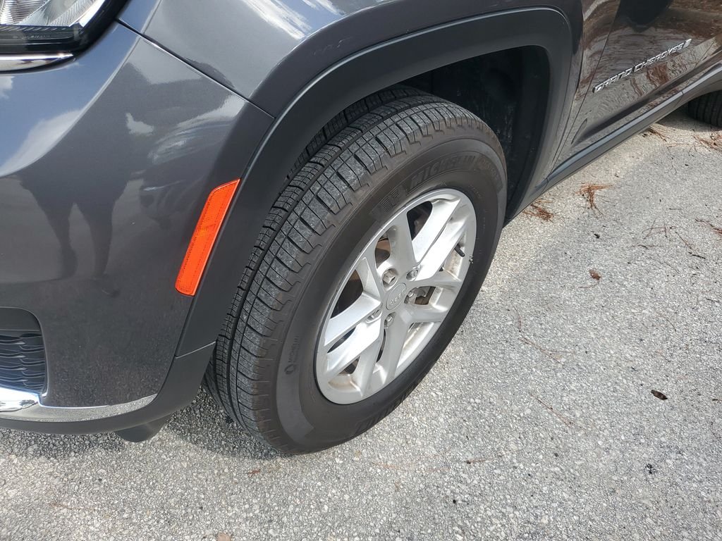 Used 2025 Gray Jeep Laredo image 5