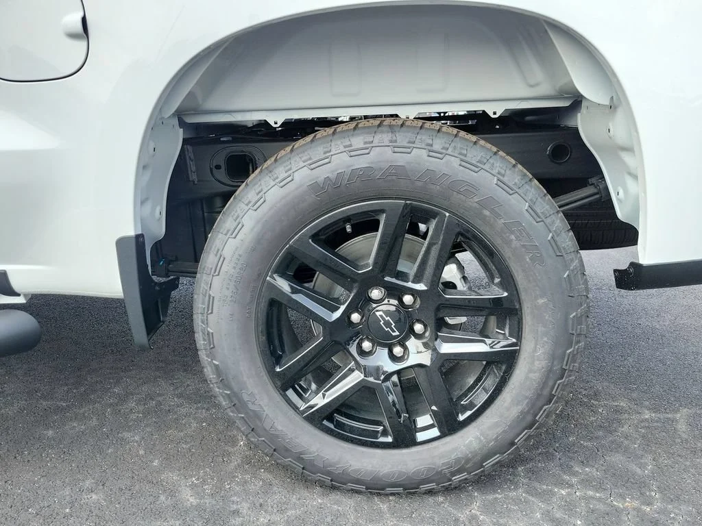 New 2026 Summit White Chevrolet Custom image 32