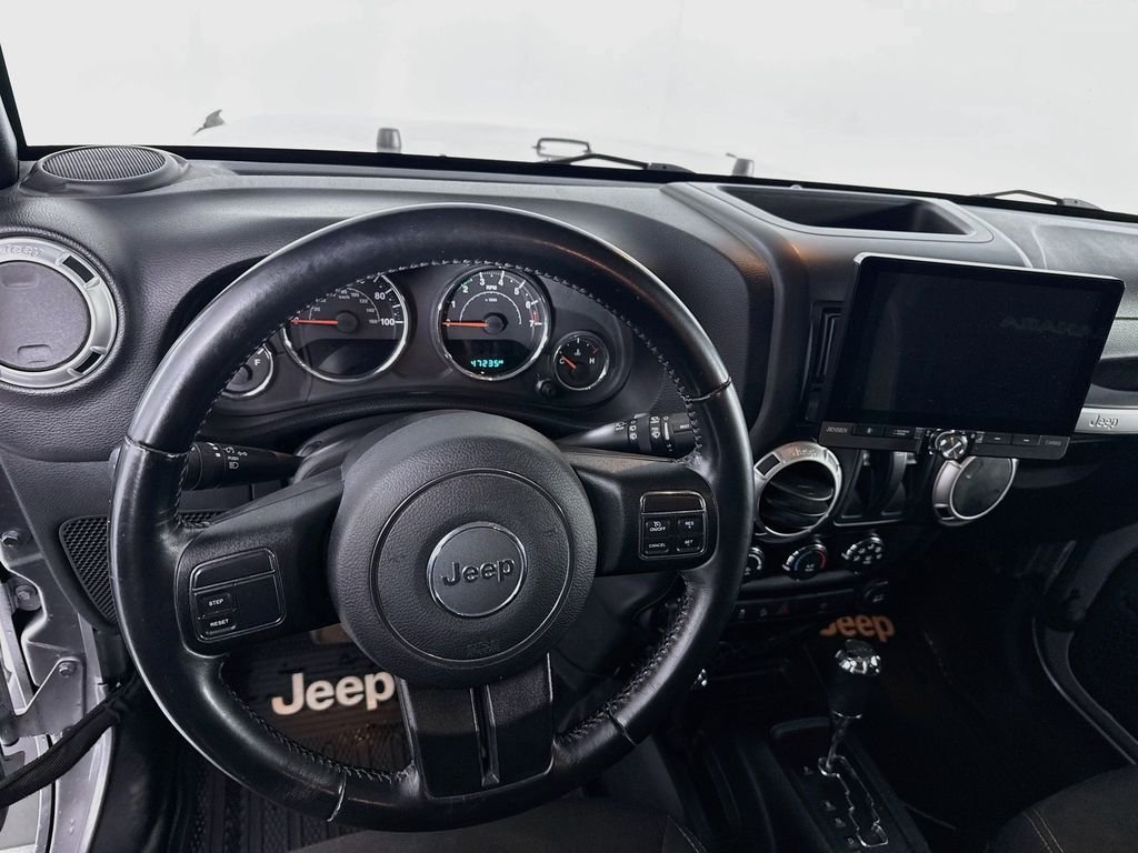 Used 2016 Silver Jeep Sahara image 19