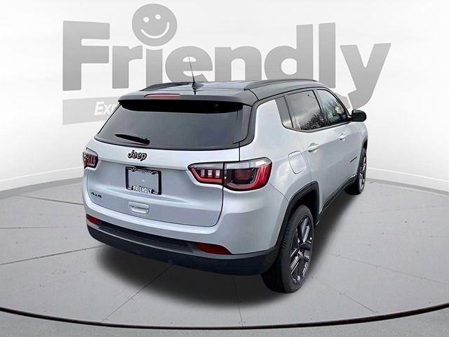 New 2026 Silver Zynith Metallic Clear-Coat Exterior Paint Jeep Limited image 5