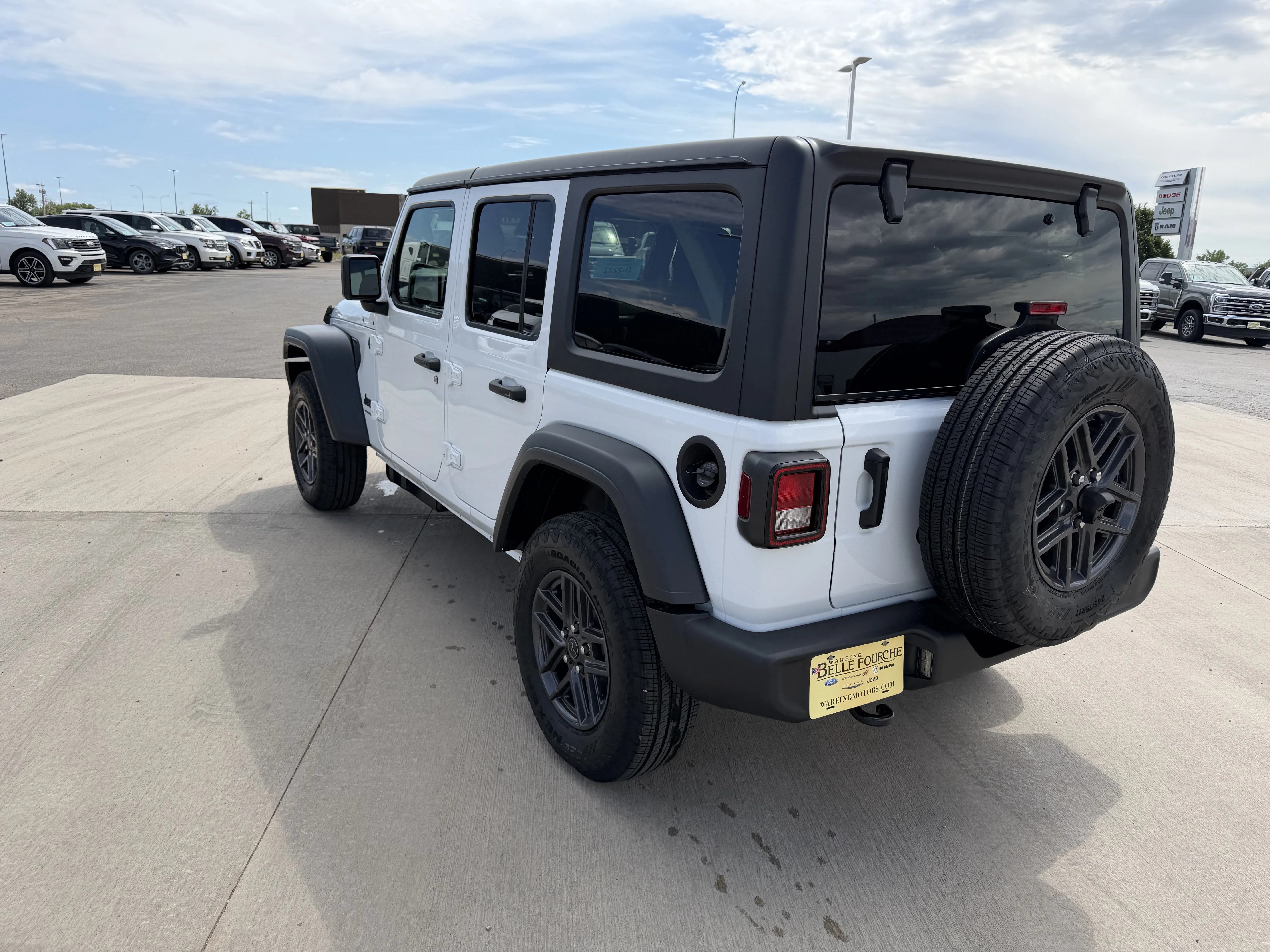 New 2026 Bright White Clear-Coat Exterior Paint Jeep Sport S image 5