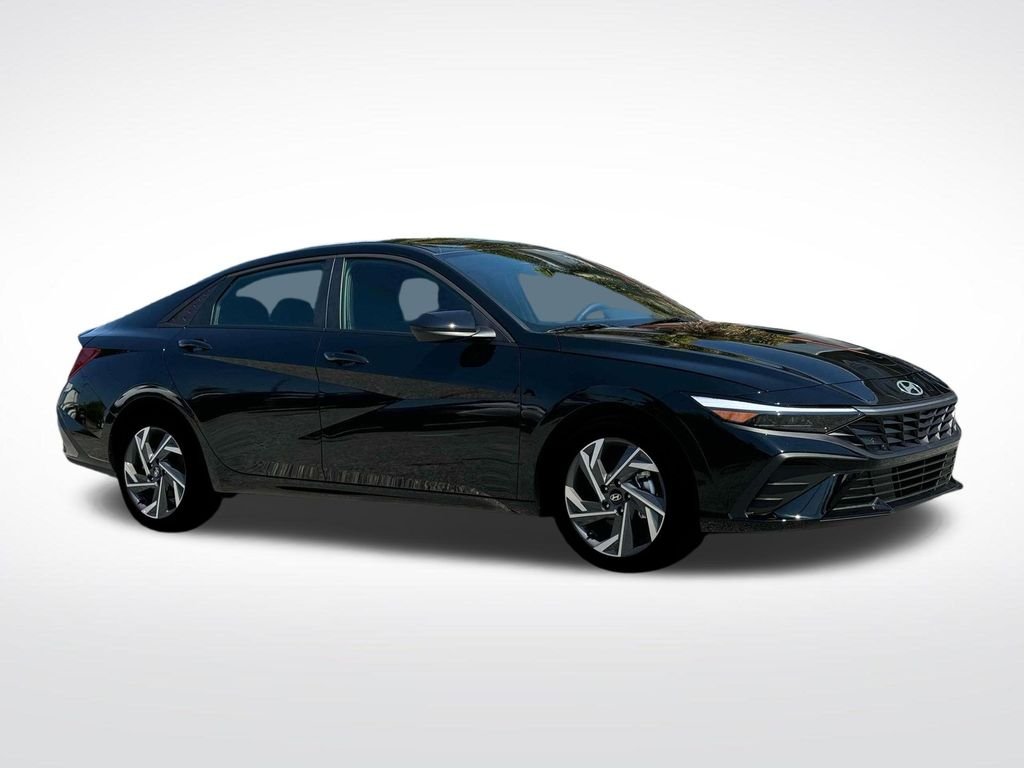 Used 2025 Black Hyundai SEL Sport image 12