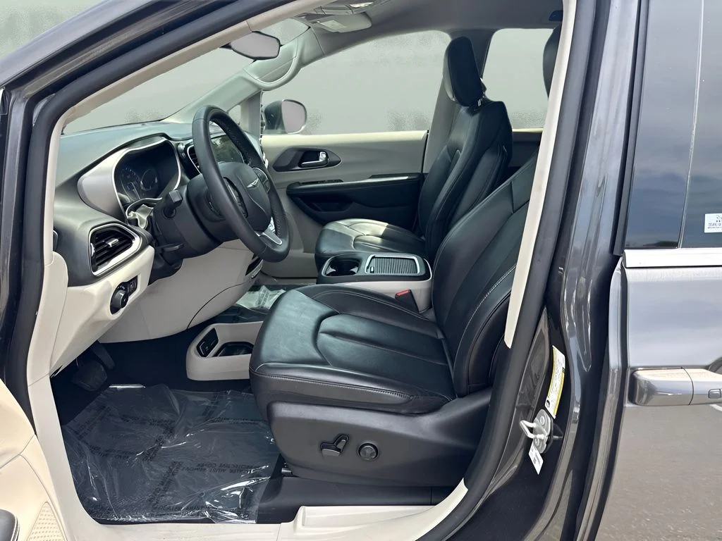 Used 2023 Gray Chrysler Touring L image 9