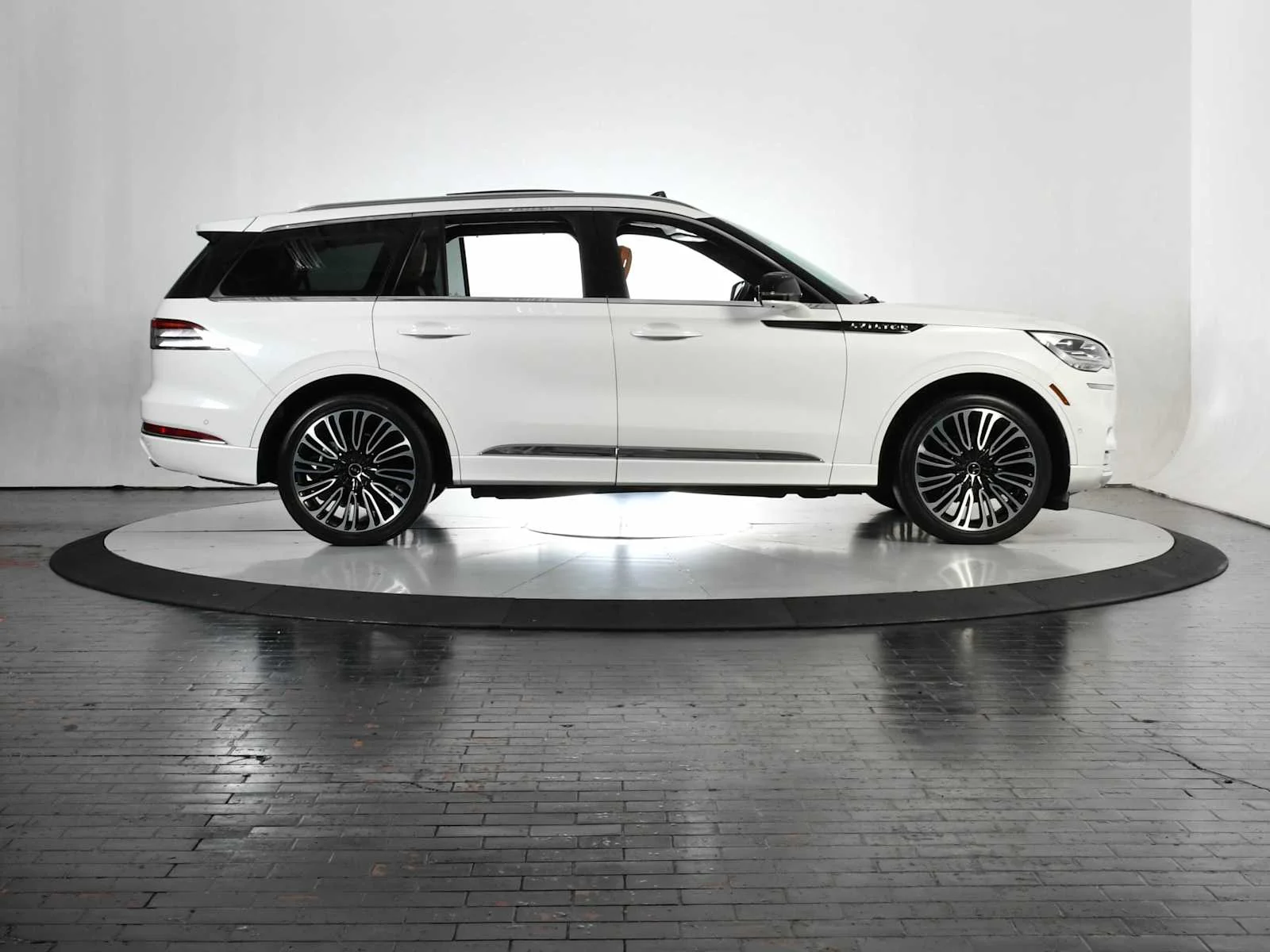 Used 2024 Pristine White Metallic Tri-Coat Lincoln Black Label image 7