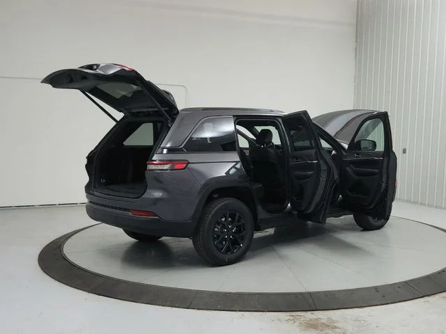 New 2026 Baltic Gray Metallic Clearcoat Jeep Altitude image 15