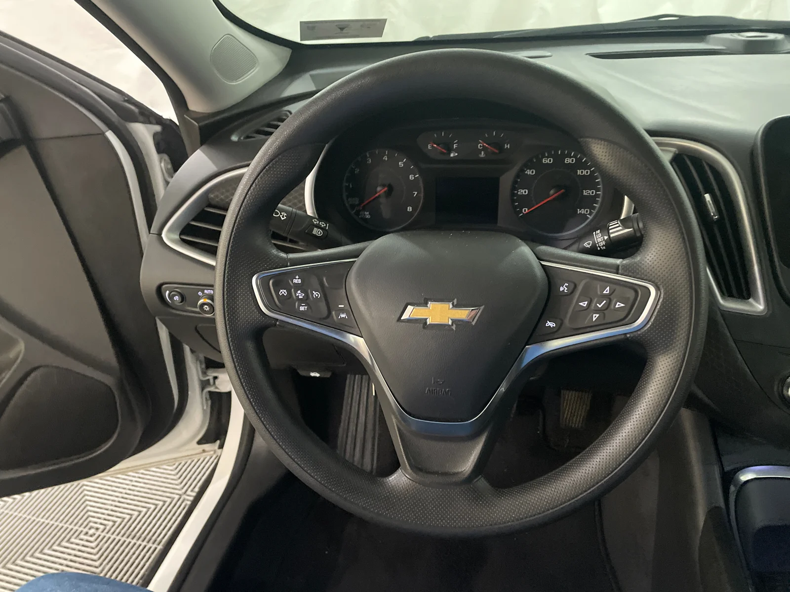 Used 2024 Summit White Chevrolet LT image 14