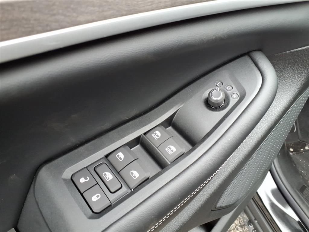 New 2026 Diamond Black Crystal Pearl-Coat Exterior Paint Jeep Laredo Altitude image 6