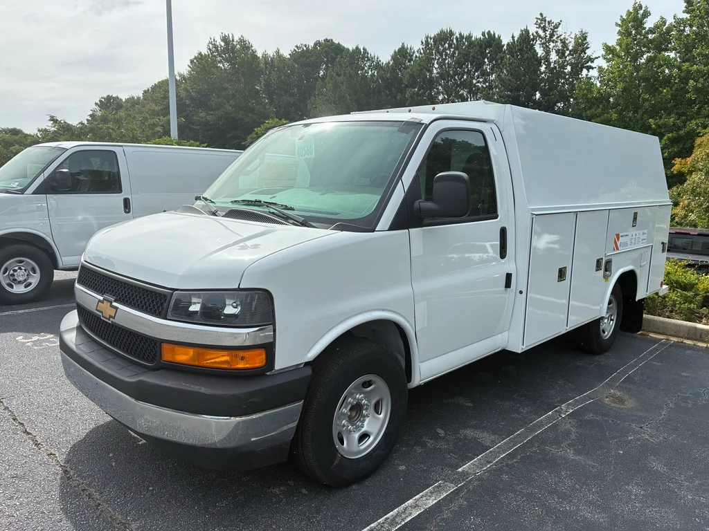 New 2026 Summit White Chevrolet 1WT image 2