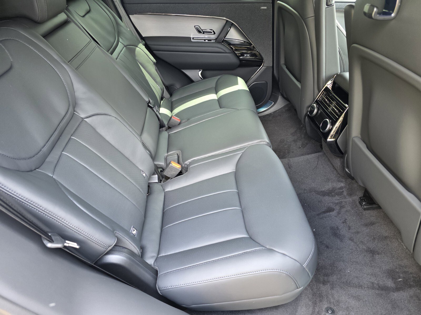 Used 2026 Carpathian Grey Premium Metallic Land Rover P360 SE image 5