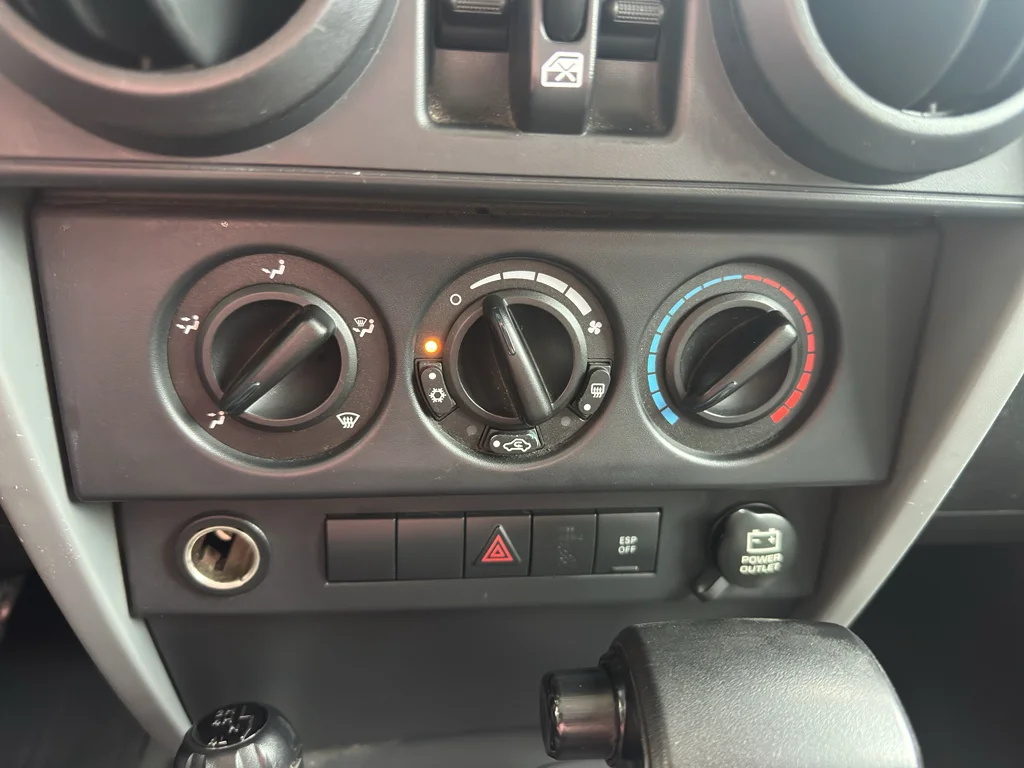 Used 2007 Bright Silver Metallic Clearcoat/Black Soft Top Jeep Sahara image 17